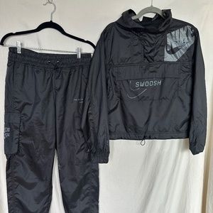 NIKE SPORTSWEAR UTILITY JACKET AND CARGO JOGGERS - BOTH SIZE SMALL - BLACK